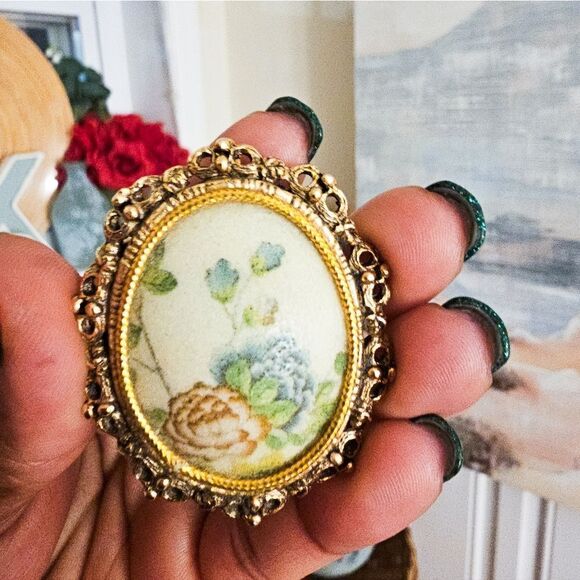 VTG 70's Victorian Cameo GoldTone Frame Sugarstone Oval Pendant Brooch. - Picture 13 of 15